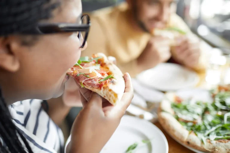 girl eating pizza 2023 11 27 05 08 53 utc